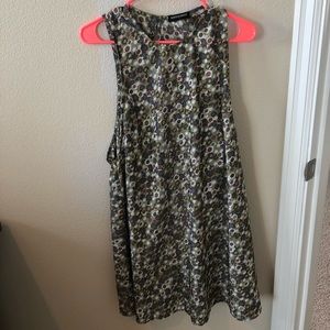 Sleeveless floral pattern dress!